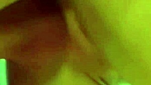 Яко тая красива джинджир милф Лий подскача с големите си цици докато язди чудовищен кур кучешка!