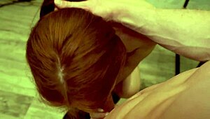 Мускулезен бодибилдър ебе руса с дълбок минет сперма в уста кухненска оргия