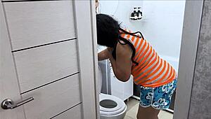 Мащеха на тоалетна - стъпсин я чука анално големия ѝ задник
