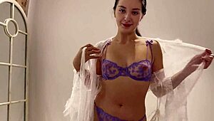 Искаш ли да гледаш новия съсед как се сваля на моята креампи ебане с непознат?