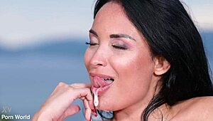 😍 Grudasta Anissa Kate kliče kapetana BBC za hitro medrasno trojko anal DP s konc 👅