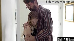 Зрял стъптатко утешава внимателно миниатюрата си 18+ стъпдъщеря