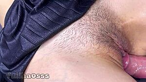 Młoda laska 18+ drażni owłosioną mokrą cipkę przed masywnym creampie close up.