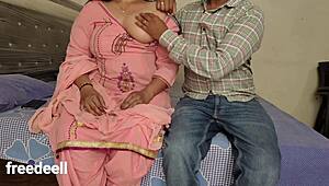 Готините погледи на развратната стъп-мама лъщят стъпсина в забранено изкушение с милф тялото ѝ