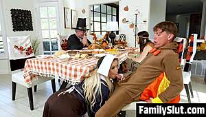 Стъптаткото не може да спре да зяпа голата путка на стъпдъщерята под масата после тя му смуче твърдия хуй 😍