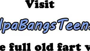 омг обожавам как тая млада 18+ мадама язди хуя на стария толкова яко