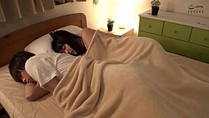 Japanische Stiefschwester schleicht ins Schlafzimmer für kurvigen Spaß mit heißem Bruder homemade