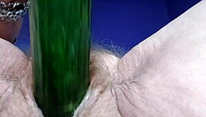 Баба чука косматата си путка и задник с краставица... ъпс! 🥒💦