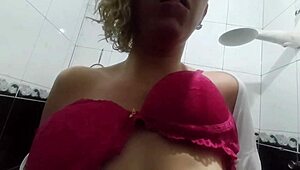 Лесбийка се съгласи да смучи и чука за пари в тоалетната на кафенето