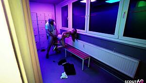 Deutsche Brillen Fitnessmodel verführt Fremden zum Ficken und Creampie in der Dusche