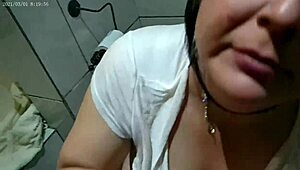 Pov troia sborrasputtana succhia cazzo mentre piscia