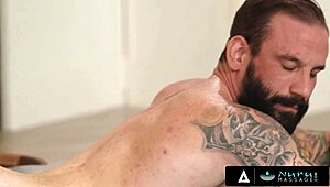 Nuru-Massage-Schönheit Victoria Sunshine gleitet mit ihrem geölten Körper über einen glücklichen Kunden. Ihr behaarter Busch gibt extra Kick.