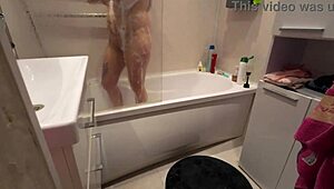 Čoveče, špijuniram ogromne sise svoje posestrime u kupatilu!