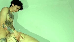 tattooed webcam babe narrates her facial cumshot