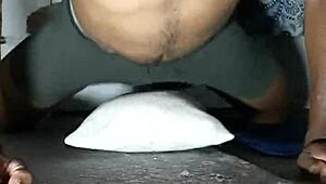 Izmos srác párnát basz kétségbeesetten, vágyik a pornóra