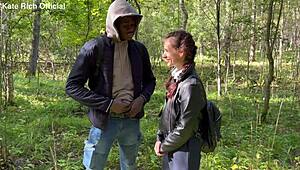 Chudá baba šuká černocha za prachy v lese