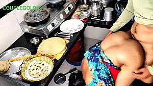 Desi Komal को किचन में Devar ने जोर से पेला, खाना बनाते वक्त