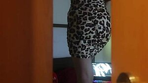 숨겨진 카메라가 의붓자매 옷 갈아입는 거 포착