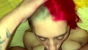 شقراء 18 عاماً تمتص بعمق ووجهها يُنيك في أكشن POV