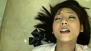 젊은 18+ 걸과 섹스, 그녀의 커브드 풀바디 자랑