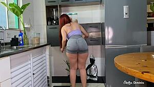 मैंने ये मेड हायर की जिसकी गांड बहुत बड़ी है, मैं उत्तेजित हो गया