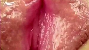 手指抠近景湿润18+少女小穴，激烈特写