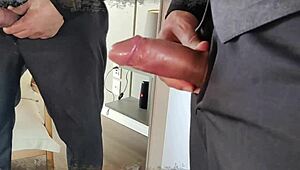 Просто небрежна ръчна работа пред огледалото