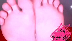 فتاة حمراء تستكشف مغامرات فتيش القدمين