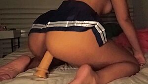 Brunetka studentka masturbuje się zabawką na webcamie