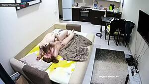 Wow ! Rousse pulpeuse chevauche la bite dur