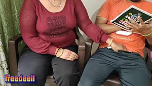 Учител и ученичка споделят първа забава в класната стая