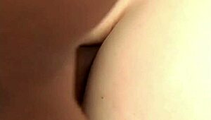 Kijk naar deze hete blonde die pijpt en hard geneukt wordt buiten