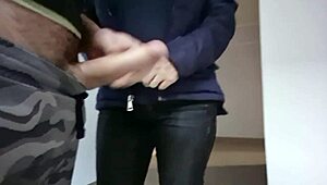 Muž ukazuje svůj pták nové krásné sousedce.