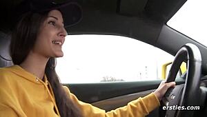 Hé, nézd Milenát, ahogy dögösen cruisol a sárga Camarójával! 🏎️