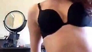 Figliastra strappa i vestiti e si masturba forte in webcam