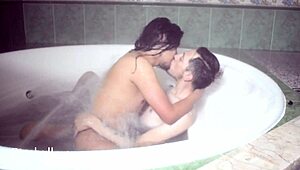 Cowok Panas Ngewe Keras di Bak Mandi