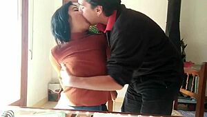 Studentka z college'u wyruchana przez gorącą nauczycielkę w dzikim akademiku. Krągły tyłek bierze ostro na pieska.