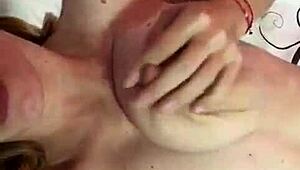 Je peux pas arrêter de mater cette milf se branler au lit