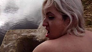 햇살 좋은 야외 라군에서 스커트 입은 블론드 슬럿 공공 블로잡하고 크림파이 끝