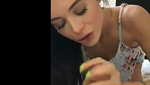 Σέξι καστανή πόρνη γίνεται σκληρά ζωντανά στην κάμερα! Λατρεύει την σφιχτή κώλο δράση! 😍