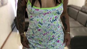 Brune BBW exhibe son gros cul en pyjama court et string