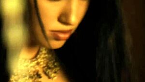 ボリウッドインド美女がエロく大胆ストリップ！