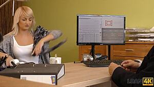 Ugh, blond milf boret hårdt af långiver på hans skrivebord!