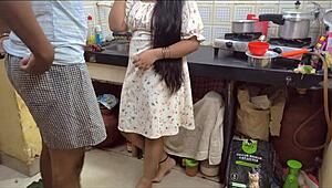 Mann, jeg ble så kåt av å se Suman mammas sexy kjole, jeg måtte bare knulle henne hardt!