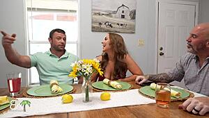 Чудиш ли се какво става, когато мъжът си тръгне? Смучам големия кур на доведения си син.