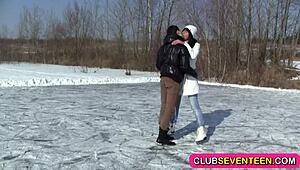 स्केटिंग के बाद हॉट जवान जोरदार चुदाई वाइल्ड अंदाज में