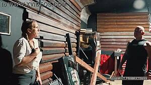 Nyfiken granne blir bunden och ansiktsknullad hårt