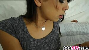 Super seksi Gina Valentina zadirkuje sa privlačnošću