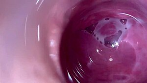 कैमरा टीन की क्रीमी गीली चूत में गहराई तक ज़ूम करता है तीव्र दृश्य के लिए