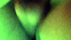 我全根插进她骚逼蛋蛋贴紧爽到滴水？